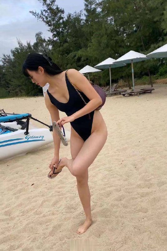 #沙滩 🏖 #美女 吹吹海风 🥰🥰🥰#沙滩 🏖 #美女 吹吹海风 🥰🥰🥰
